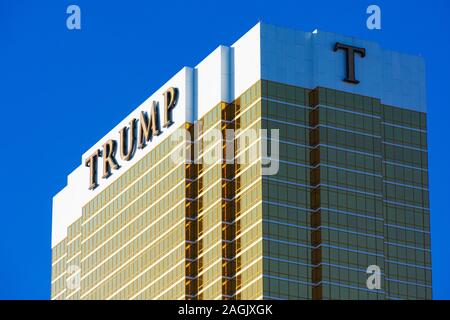 Inscrivez-vous sur Trump Trump International Hotel Golden skyscraper façade d'hôtel de luxe, condominium, et la propriété à temps partagé - Las Vegas, Nevada, USA - Dec Banque D'Images