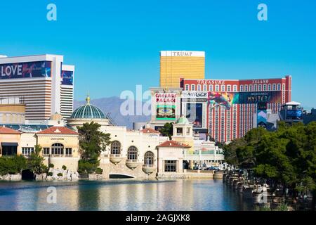 Vue sur les fontaines du Bellagio lac entouré d'hôtels modernes, de villégiature et casino - Las Vegas, Nevada, USA - Décembre, 2019 Banque D'Images