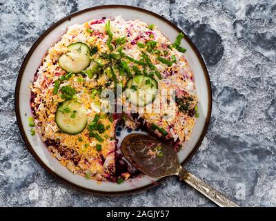 En Ukraine, l'un des plus populaires holiday plat est une salade appelée 'Le hareng sous un manteau de fourrure." c'est du hareng légèrement salée, des pommes de terre, betteraves, poulet, oeufs, avec des oignons et de la mayonnaise. On pense que ce plat se marie bien avec la vodka. Banque D'Images