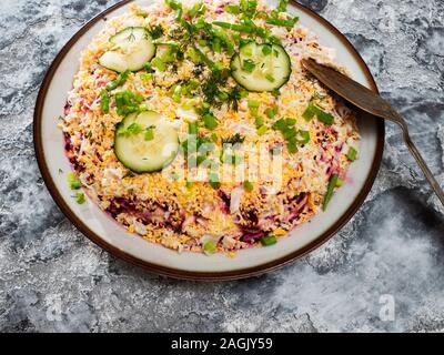 En Ukraine, l'un des plus populaires holiday plat est une salade appelée 'Le hareng sous un manteau de fourrure." c'est du hareng légèrement salée, des pommes de terre, betteraves, poulet, oeufs, avec des oignons et de la mayonnaise. On pense que ce plat se marie bien avec la vodka. Banque D'Images