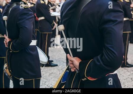 Détail de la main d'un batteur avec un bâton pour jouer du tambour. Le batteur italien militaire s'apprête à jouer de la musique à une performance. Banque D'Images