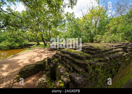 Ruines de la ville ancienne de Sigiriya Rock Fortress in Sri Lanka Banque D'Images