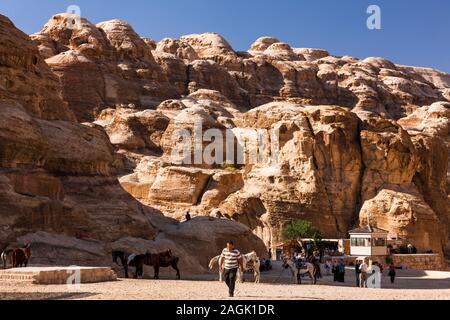 Petra, montagnes de roche naturelle, l'entrée de l'étroite gorge Al Siq, Jordanie, Moyen-Orient, Asie Banque D'Images