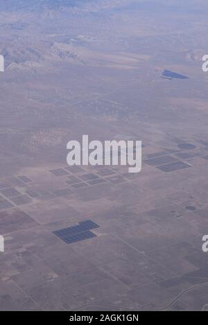 Sur le désert fermes qui California-Arizona la ligne frontière de l'air. Banque D'Images