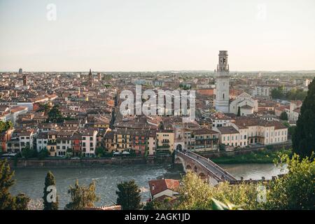 Belle vue panoramique vue aérienne de l'architecture traditionnelle à Vérone en Italie. Banque D'Images