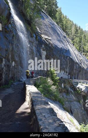 Randonneurs sur le John Muir Trail au Yosemite National Park. Banque D'Images