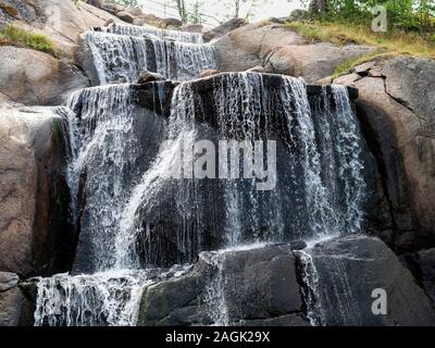 Grande cascade dans le parc de Kotka, Finlande Banque D'Images