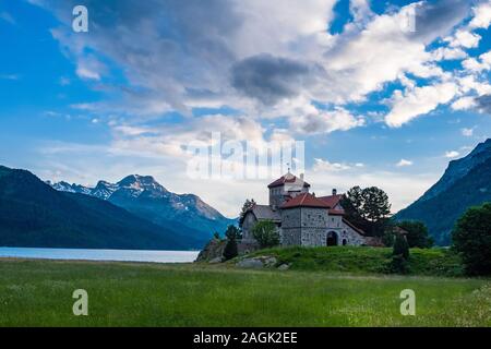 Le château Crap da Sass est situé au bord du lac de Silvaplana, lej da Silvaplana, un lac d'altitude près de Saint-Moritz, les montagnes de l'Engadine au loin Banque D'Images