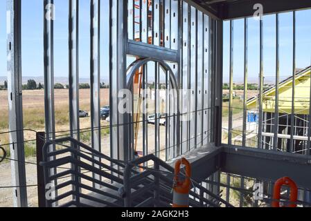 Metal bâtiment à colombages en construction. Structure a surtout été installé et l'équipement mécanique a été placé. Banque D'Images