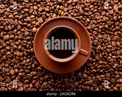Brown espresso sur un arrière-plan de la dispersion des grains de café, vue de dessus, Close up, macro Banque D'Images