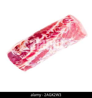 Grosse pièce de viande de porc cru, filet de carbonate isolé sur fond blanc, vue du dessus. Banque D'Images