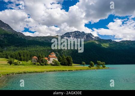 Le château Crap da Sass est situé au bord du lac de Silvaplana, lej da Silvaplana, un lac d'altitude près de Saint-Moritz, les montagnes de l'Engadine au loin Banque D'Images