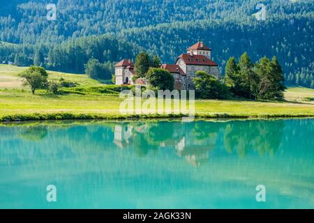 Le château Crap da Sass est situé au bord du lac de Silvaplana, lej da Silvaplana, un lac d'altitude près de Saint-Moritz, les montagnes de l'Engadine au loin Banque D'Images