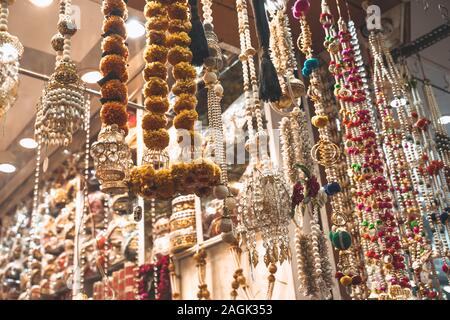 Décorations métalliques colorés sur l'écran à vendre à Chandi Chowk vieux Delhi. Ces fleurs, les perles et les cloches sont populaires dans les mariages, les festivals Banque D'Images