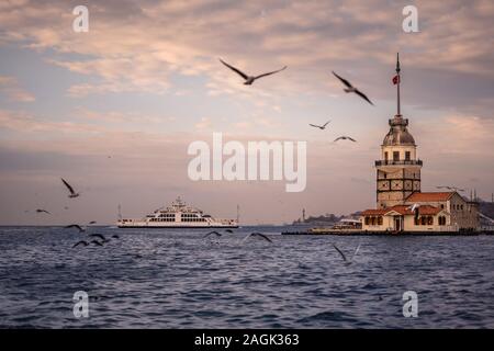 ISTANBUL, TURQUIE - DEC, 15 : Tour de la jeune fille ou la tour de Léandre (Kiz kulesi) situé au milieu de Bosphore le 15 décembre 2019 à Istanbul, Turquie. Banque D'Images