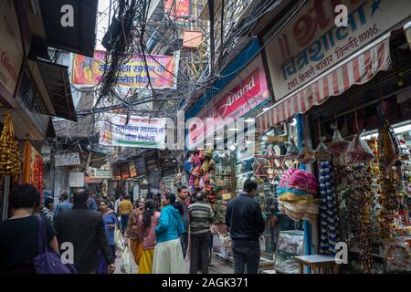 Delhi, Inde - le 14 décembre 2019 : Chandi Chowk bondé marché dans la vieille ville de Delhi, les gens l'achat d'une tenue de mariage et de décorations sur le marché Banque D'Images