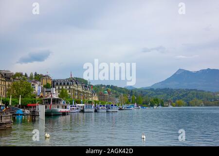 Le lac de Lucerne et de la ville avec vue sur la montagne et bateau nautique en Suisse. Banque D'Images