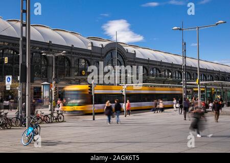 Arrêt de tramway Wiener Platz en face de la gare principale de Dresde Banque D'Images