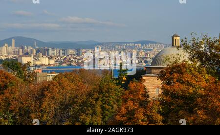 Vue Aérienne Vue panoramique de la ville d'Istanbul (Turquie) divisé par le Bosphore. Banque D'Images