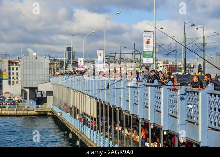 Istanbul, Turquie - le 28 septembre 2018. Beaucoup d fishingers au pont de Galata. Le pont a été l'un des symboles d'Istanbul construite sur la Corne d'or. Banque D'Images