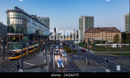 Circulation aux heures de pointe à l'intersection de Wiener Platz et de Sankt Petersburger Straße à Dresde Banque D'Images