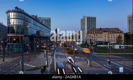 Circulation aux heures de pointe à l'intersection de Wiener Platz et de Sankt Petersburger Straße à Dresde Banque D'Images