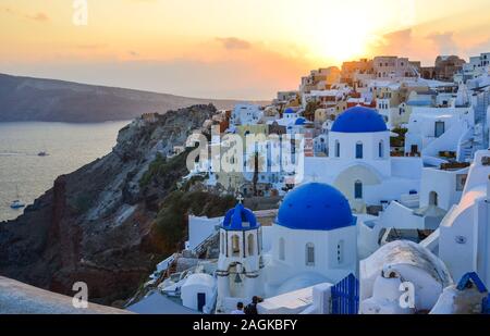 Magnifique coucher de soleil sur l'île de Santorin, en Grèce. Santorin est célèbre pour des vues spectaculaires, de superbes couchers de soleil depuis Oia. Banque D'Images