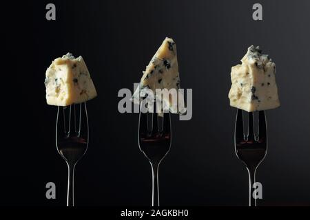 Morceaux de fromage bleu sur une fourche. Copier l'espace. Banque D'Images