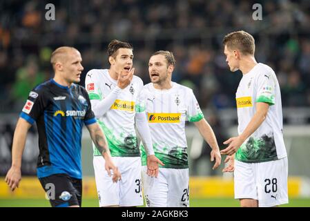 Discussion entre gauche à droite Florian NEUHAUS (MG), Tony JANTSCHKE (MG), Matthias GINTER (MG), Soccer 1.Bundesliga, 16e journée, Borussia Mönchengladbach (MG) - SC Paderborn 07 (PB), le 18 décembre 2019 à Borussia Mönchengladbach / Allemagne. ¬ | conditions dans le monde entier Banque D'Images