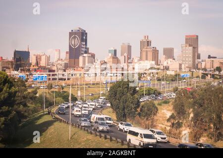 Johannesburg, Afrique du Sud - Décembre 3,2019 - vue de l'skysracpers dans le centre-ville et le trafic sur une autoroute Banque D'Images