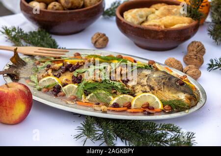 Carp avec citron, les noix et les raisins secs sur la plaque Banque D'Images