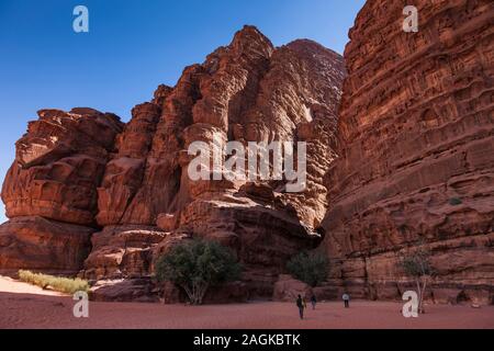 Le Wadi Rum, l'entrée du canyon Khazali, salon de pétroglyphes, à l'étroite gorge de blocs, de la Jordanie, Moyen-Orient, Asie Banque D'Images