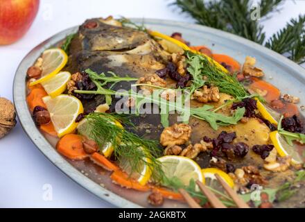 Carp avec citron, les noix et les raisins secs sur la plaque Banque D'Images