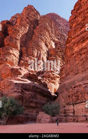 Le Wadi Rum, l'entrée du canyon Khazali, salon de pétroglyphes, à l'étroite gorge de blocs, de la Jordanie, Moyen-Orient, Asie Banque D'Images