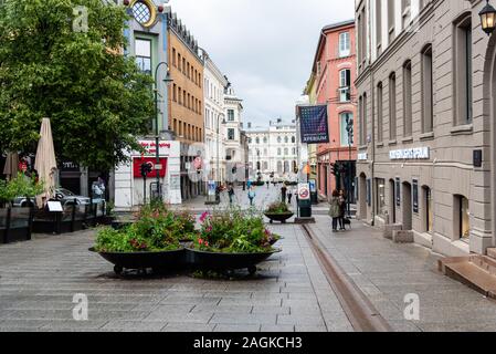 Oslo, Norvège - 11 août 2019 - Vue de la rue Karl Johans Gate. C'est la rue principale d'Oslo, reliant la gare centrale d'Oslo et le Palais Royal. Banque D'Images