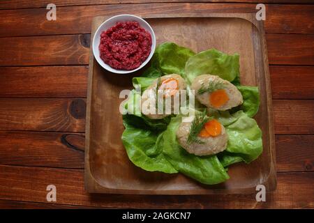 Cuisine juive traditionnelle de la Pâque - poisson gefilte avec carottes, laitue et raifort. Réglage de la table Rosh Hashana Banque D'Images