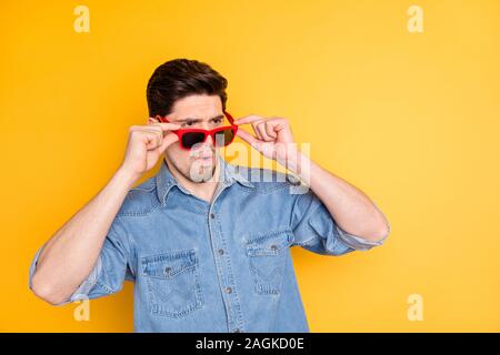 Portrait de son contenu, il se demande attrayant nice guy masculin viril mettre des specs wow isolé sur expression dynamique shine vivid lumineux Banque D'Images