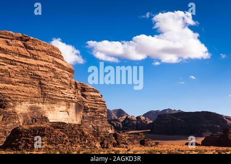 Wadi Rum, paysages de désert sablonneux, et vue sur les montagnes rocheuses érodées, Jordanie, Moyen-Orient, Asie Banque D'Images