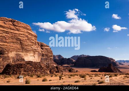 Wadi Rum, paysages de désert sablonneux, et vue sur les montagnes rocheuses érodées, Jordanie, Moyen-Orient, Asie Banque D'Images