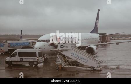 Prague, République tchèque - Oct 28, 2018. Station d'avion des passagers à l'aéroport de Prague Ruzyne (PRG) dans les mauvais jours. Banque D'Images