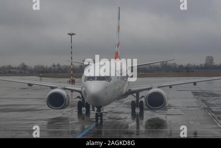 Prague, République tchèque - Oct 28, 2018. Station d'avion des passagers à l'aéroport de Prague Ruzyne (PRG) dans les mauvais jours. Banque D'Images