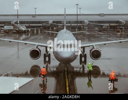 Prague, République tchèque - Oct 28, 2018. Station d'avion des passagers à l'aéroport de Prague Ruzyne (PRG) dans les mauvais jours. Banque D'Images