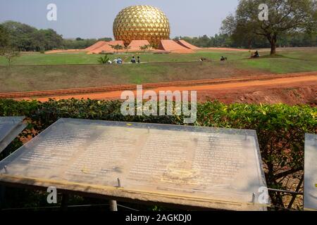 Info sign et l'extérieur de Matrimandir à Auroville, Tamil Nadu, Inde Banque D'Images