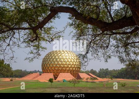 L'extérieur du Matrimandir à Auroville, Tamil Nadu, Inde Banque D'Images