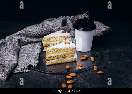 Deux tranches de gâteau de miel sur fond gris avec décoration café avec mendal. Banque D'Images