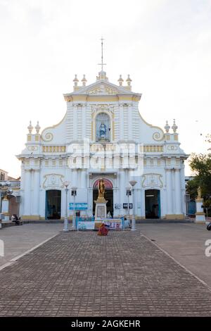 Extérieur de Notre Dame de l'Immaculée Conception Cathédrale à Puducherry, Tamil Nadu, Inde Banque D'Images