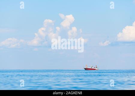 Bateau à moteur sur le lac Vänern lors d'une journée suédoise d'été ensoleillée Banque D'Images