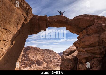 Wadi Rum, pont Jabal Burdah, pont de pierre naturelle par érosion, formation de pierre, montagnes rocheuses, Jordanie, moyen-Orient, Asie Banque D'Images