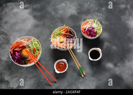 Plat traditionnel coréen - Bibimbap, riz aux œufs, bœuf et légumes Banque D'Images