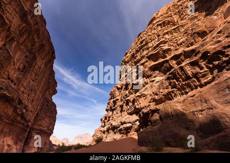 Le Wadi Rum, les gorges érodées en désert, et vue de falaise rocheuse érodée, Jordanie, Moyen-Orient, Asie Banque D'Images